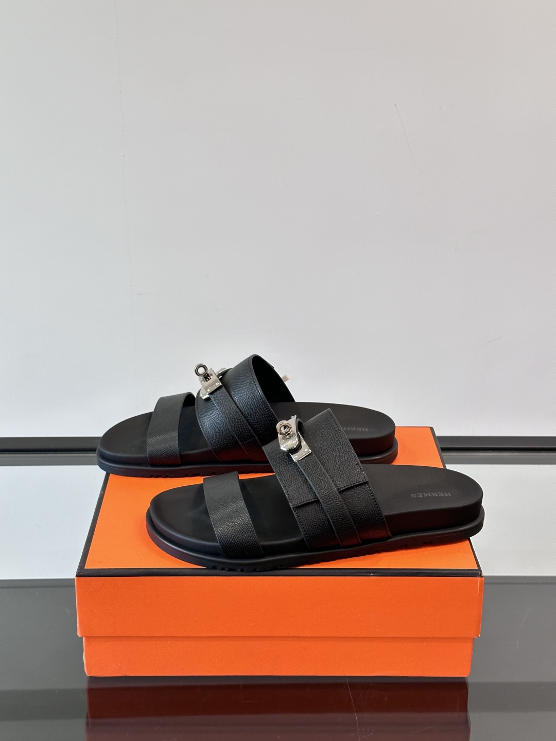 ◾️▫️Hermes 高端真皮男士拖鞋，高品质经典单品，用料上乘考究，版型宽松舒适，推荐入手，鞋面选用进