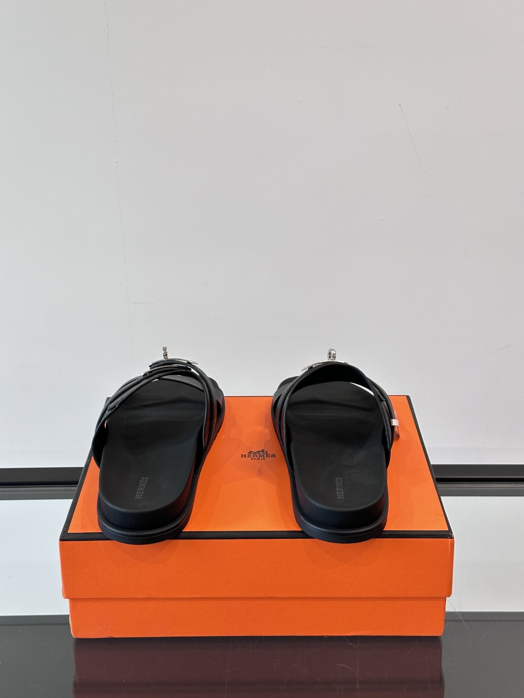 ◾️▫️Hermes 高端真皮男士拖鞋，高品质经典单品，用料上乘考究，版型宽松舒适，推荐入手，鞋面选用进