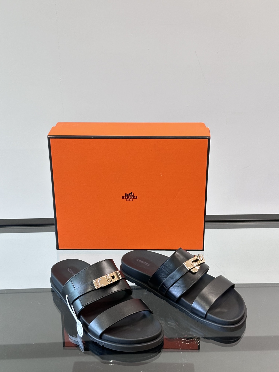 ◾️▫️Hermes 高端真皮男士拖鞋，高品质经典单品，用料上乘考究，版型宽松舒适，推荐入手，鞋面选用进