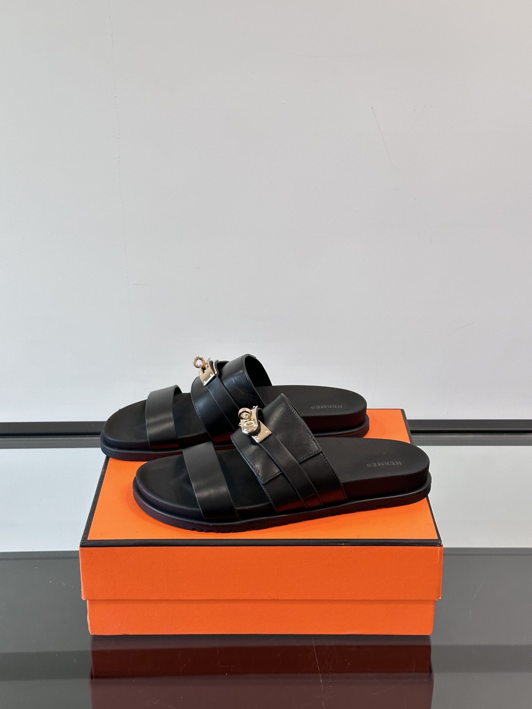 ◾️▫️Hermes 高端真皮男士拖鞋，高品质经典单品，用料上乘考究，版型宽松舒适，推荐入手，鞋面选用进