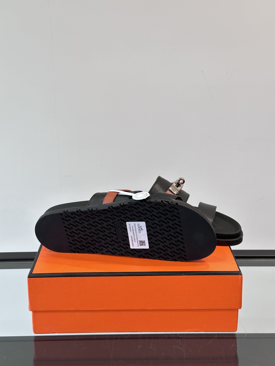◾️▫️Hermes 高端真皮男士拖鞋，高品质经典单品，用料上乘考究，版型宽松舒适，推荐入手，鞋面选用进