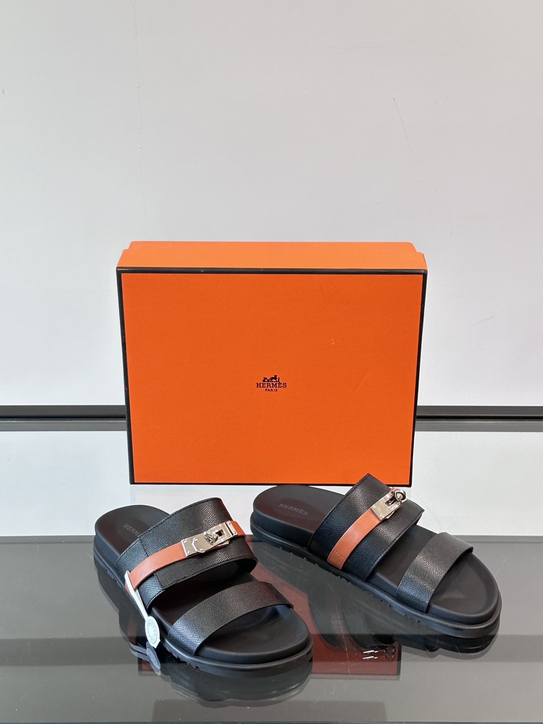 ◾️▫️Hermes 高端真皮男士拖鞋，高品质经典单品，用料上乘考究，版型宽松舒适，推荐入手，鞋面选用进