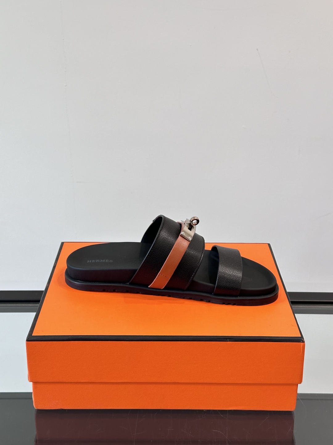 ◾️▫️Hermes 高端真皮男士拖鞋，高品质经典单品，用料上乘考究，版型宽松舒适，推荐入手，鞋面选用进