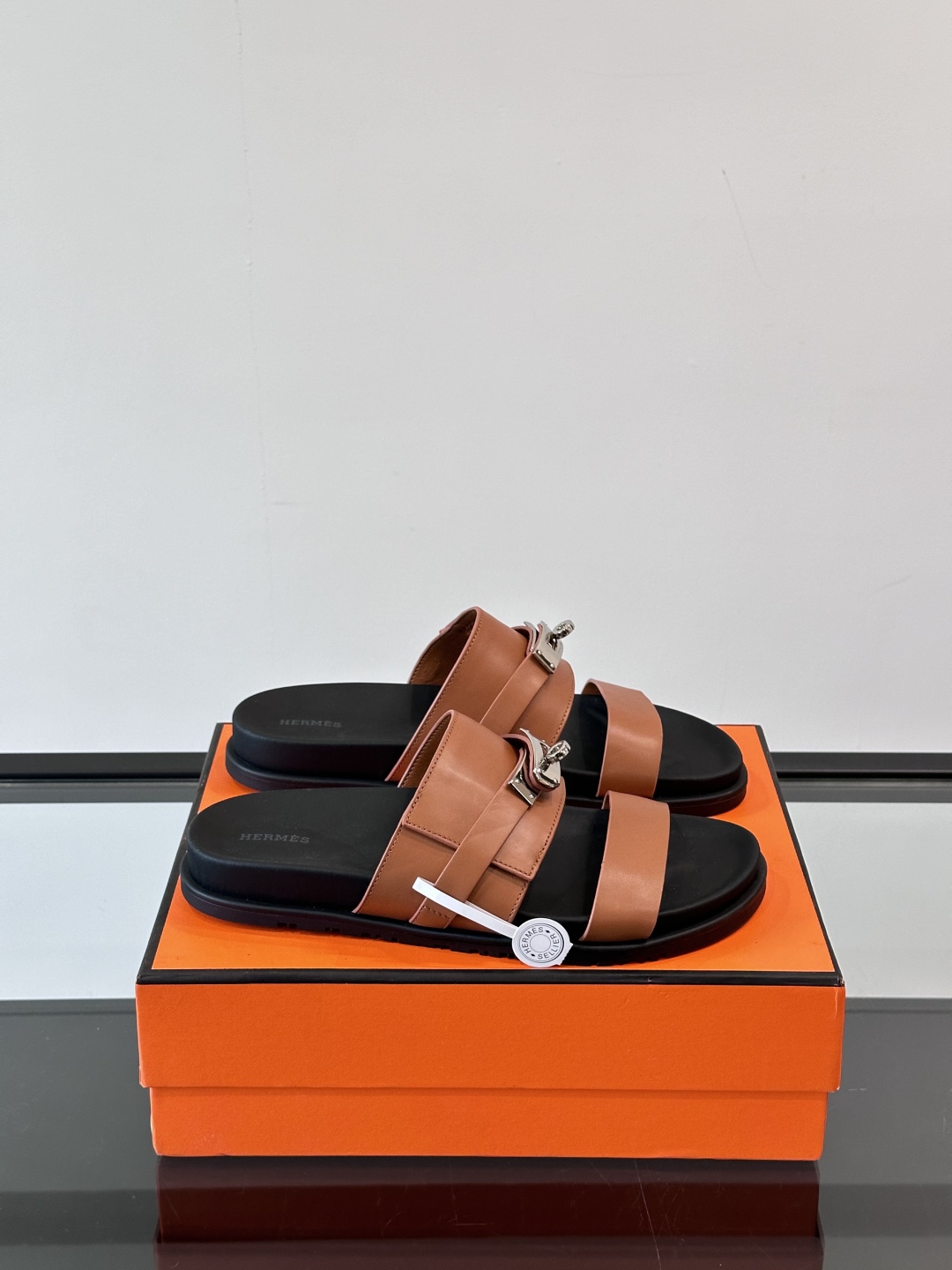 ◾️▫️Hermes 高端真皮男士拖鞋，高品质经典单品，用料上乘考究，版型宽松舒适，推荐入手，鞋面选用进
