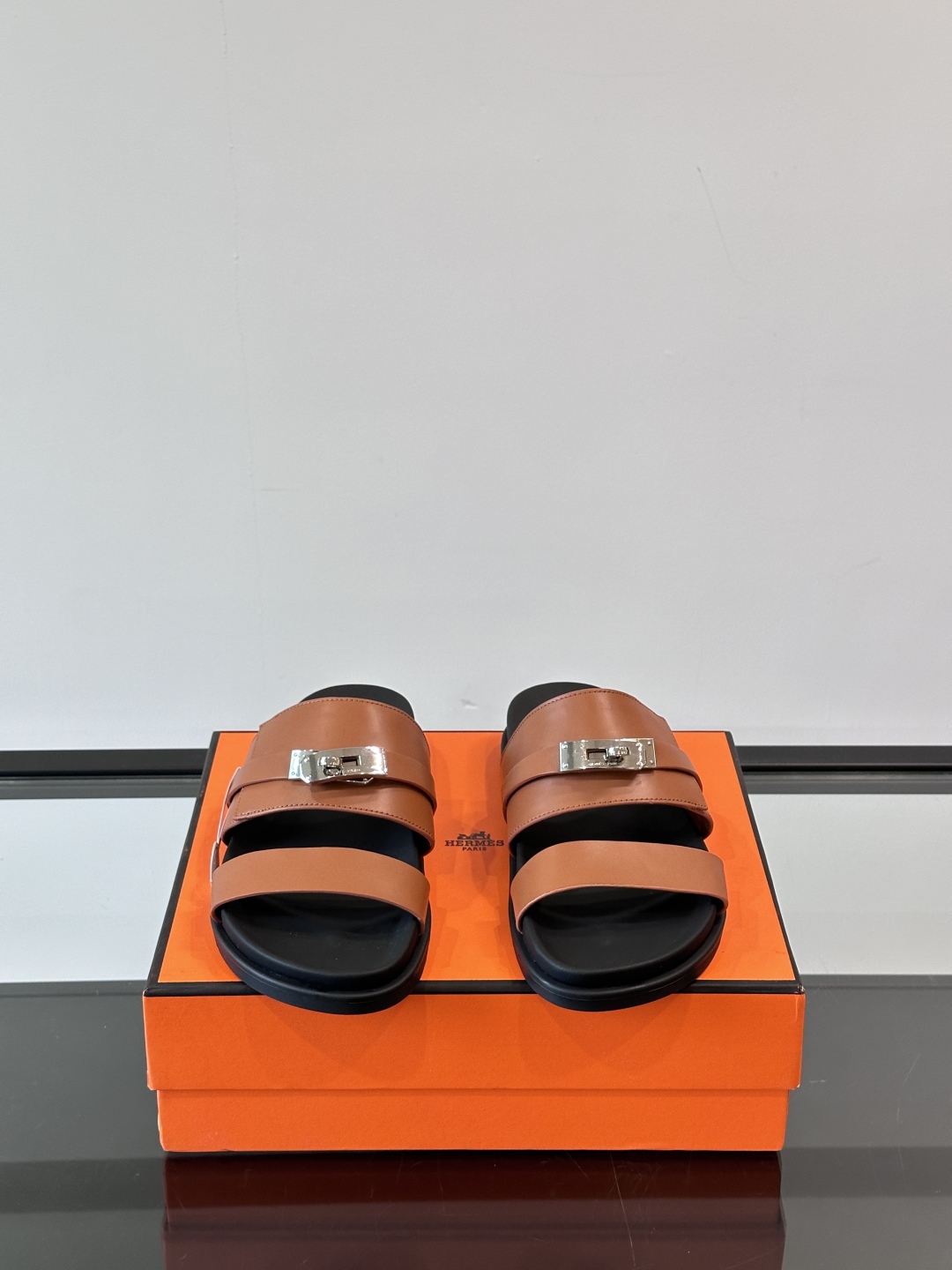 ◾️▫️Hermes 高端真皮男士拖鞋，高品质经典单品，用料上乘考究，版型宽松舒适，推荐入手，鞋面选用进
