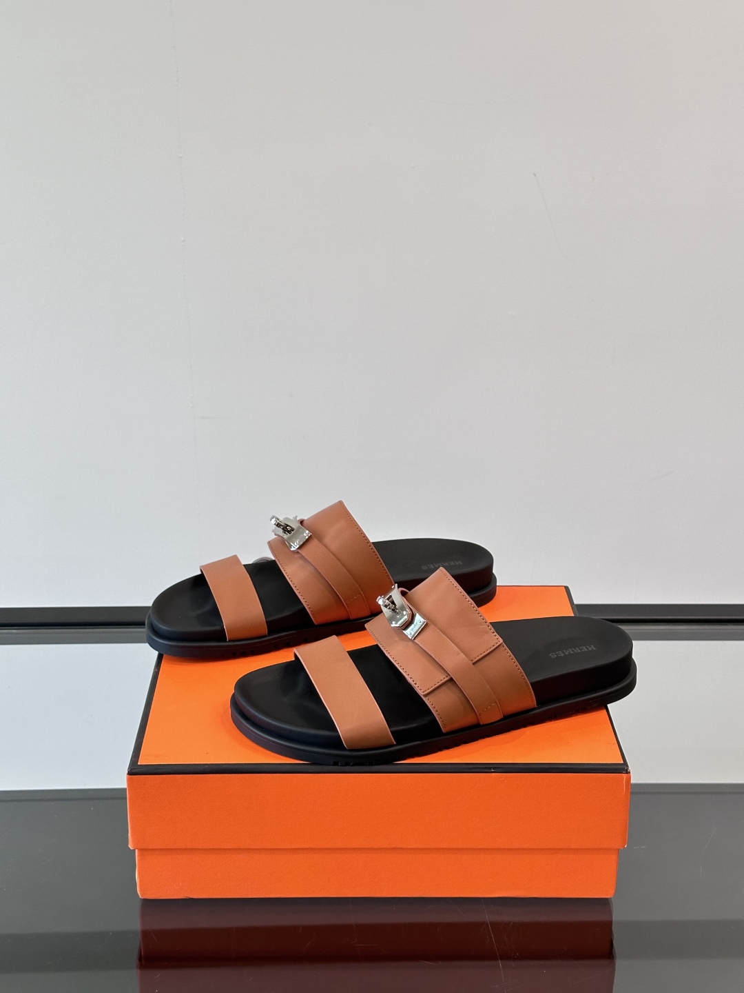 ◾️▫️Hermes 高端真皮男士拖鞋，高品质经典单品，用料上乘考究，版型宽松舒适，推荐入手，鞋面选用进