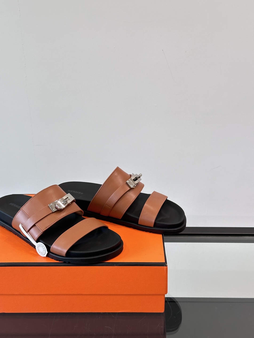 ◾️▫️Hermes 高端真皮男士拖鞋，高品质经典单品，用料上乘考究，版型宽松舒适，推荐入手，鞋面选用进