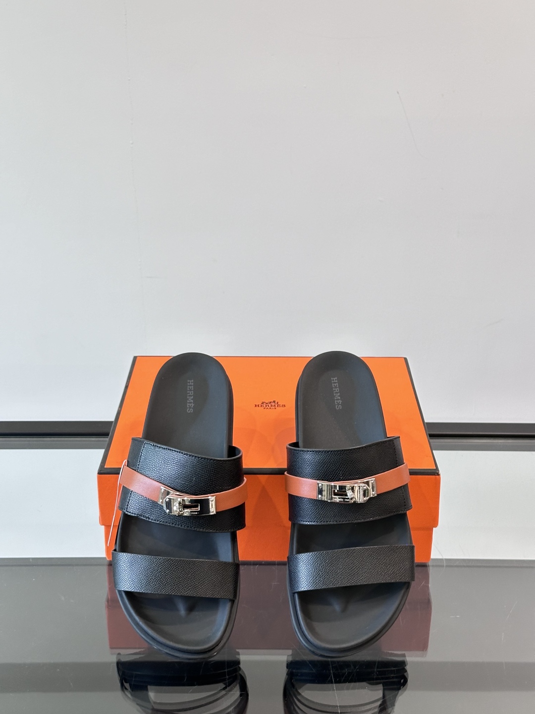 ◾️▫️Hermes 高端真皮男士拖鞋，高品质经典单品，用料上乘考究，版型宽松舒适，推荐入手，鞋面选用进