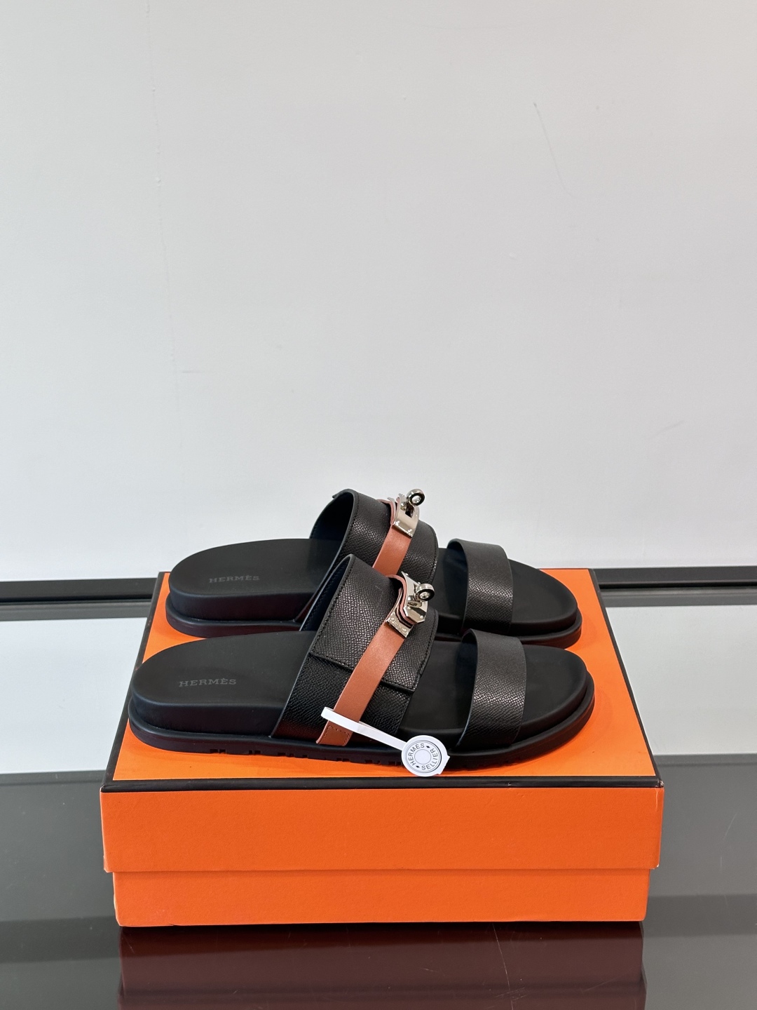 ◾️▫️Hermes 高端真皮男士拖鞋，高品质经典单品，用料上乘考究，版型宽松舒适，推荐入手，鞋面选用进