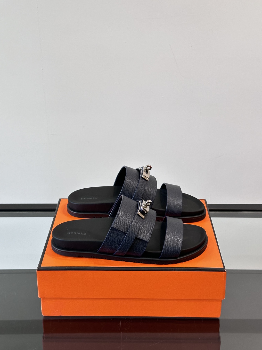 ◾️▫️Hermes 高端真皮男士拖鞋，高品质经典单品，用料上乘考究，版型宽松舒适，推荐入手，鞋面选用进