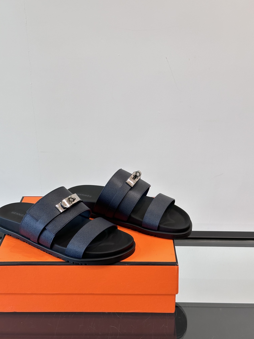 ◾️▫️Hermes 高端真皮男士拖鞋，高品质经典单品，用料上乘考究，版型宽松舒适，推荐入手，鞋面选用进