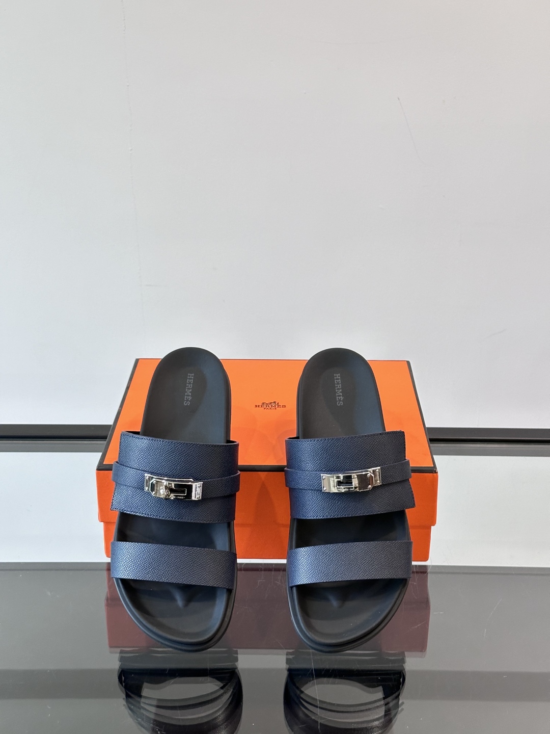◾️▫️Hermes 高端真皮男士拖鞋，高品质经典单品，用料上乘考究，版型宽松舒适，推荐入手，鞋面选用进