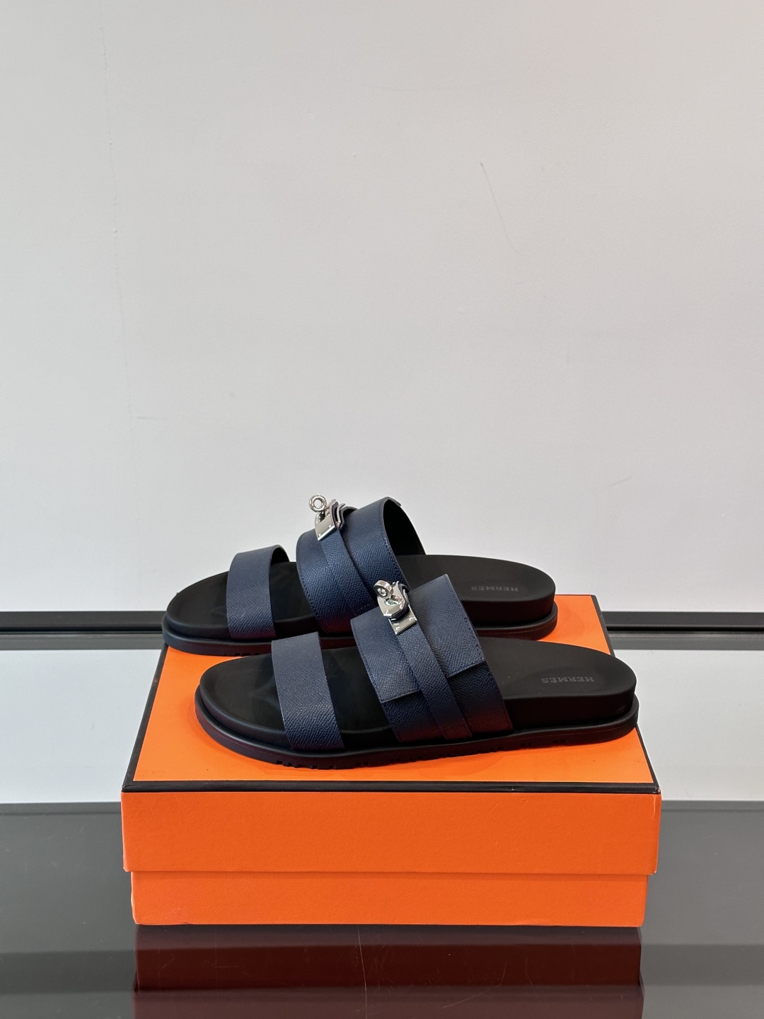 ◾️▫️Hermes 高端真皮男士拖鞋，高品质经典单品，用料上乘考究，版型宽松舒适，推荐入手，鞋面选用进