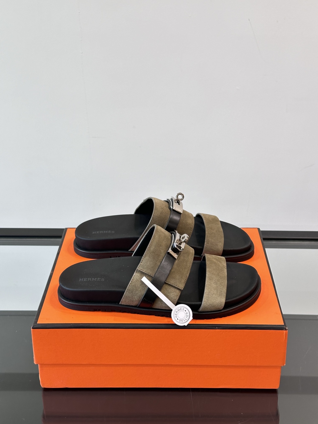 ◾️▫️Hermes 高端真皮男士拖鞋，高品质经典单品，用料上乘考究，版型宽松舒适，推荐入手，鞋面选用进