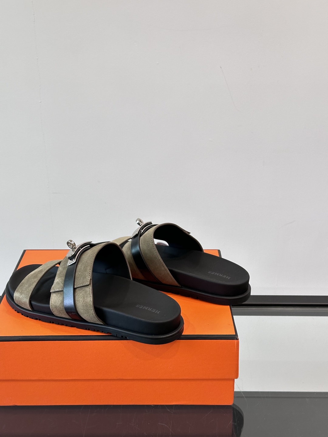 ◾️▫️Hermes 高端真皮男士拖鞋，高品质经典单品，用料上乘考究，版型宽松舒适，推荐入手，鞋面选用进