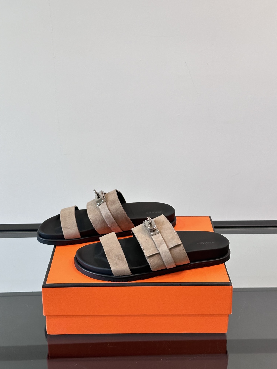 ◾️▫️Hermes 高端真皮男士拖鞋，高品质经典单品，用料上乘考究，版型宽松舒适，推荐入手，鞋面选用进