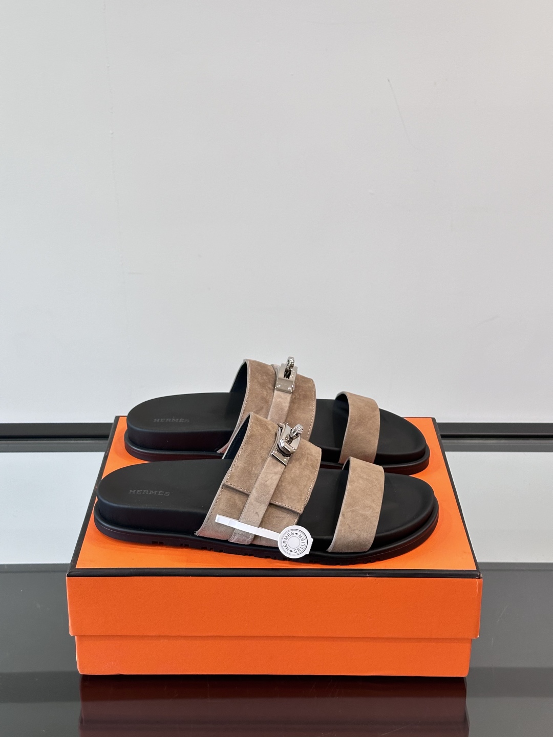 ◾️▫️Hermes 高端真皮男士拖鞋，高品质经典单品，用料上乘考究，版型宽松舒适，推荐入手，鞋面选用进