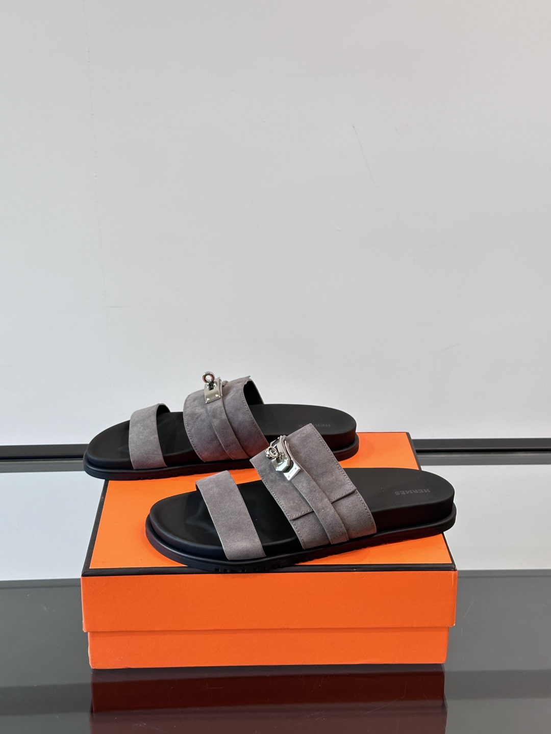 ◾️▫️Hermes 高端真皮男士拖鞋，高品质经典单品，用料上乘考究，版型宽松舒适，推荐入手，鞋面选用进
