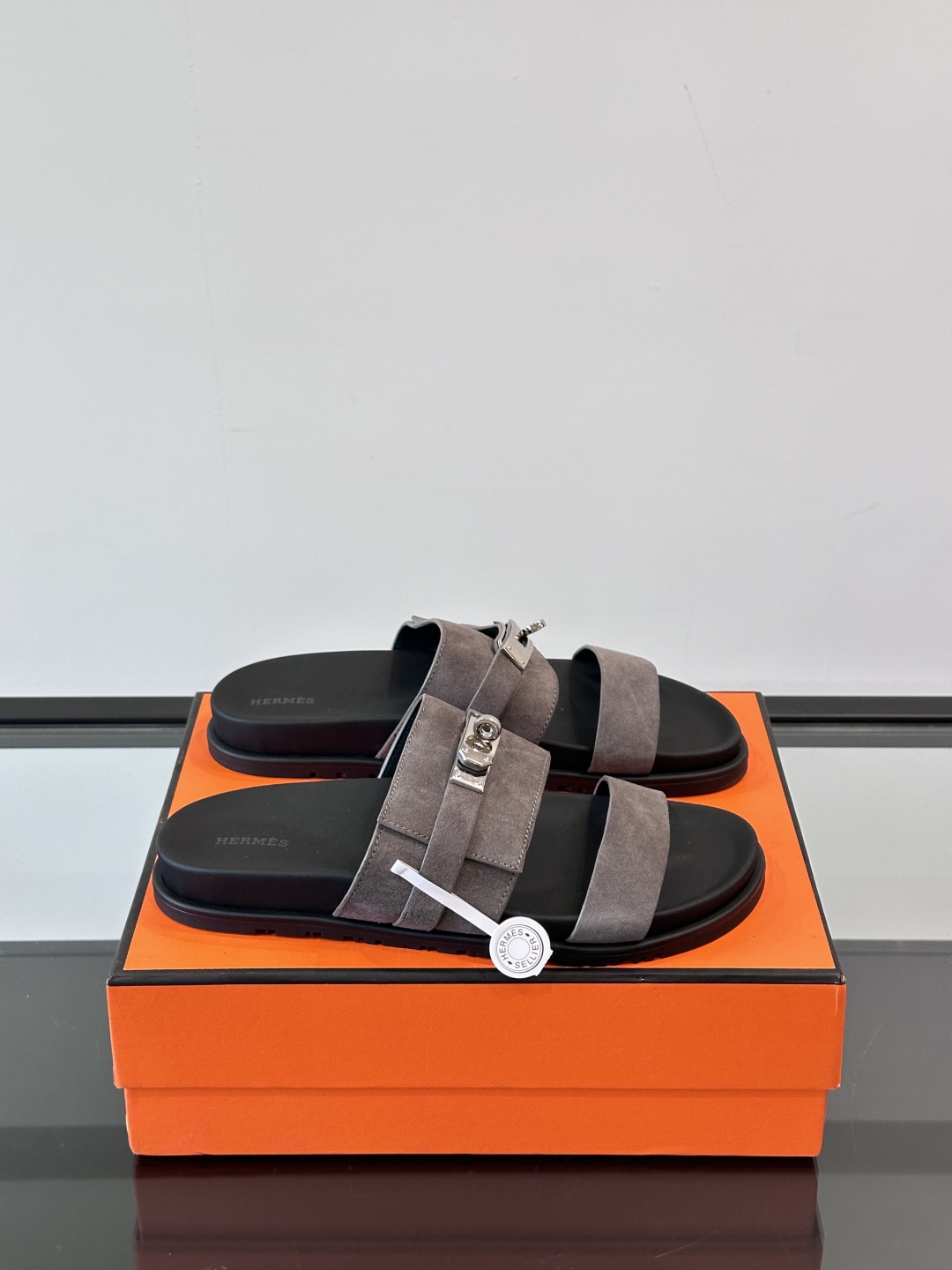 ◾️▫️Hermes 高端真皮男士拖鞋，高品质经典单品，用料上乘考究，版型宽松舒适，推荐入手，鞋面选用进