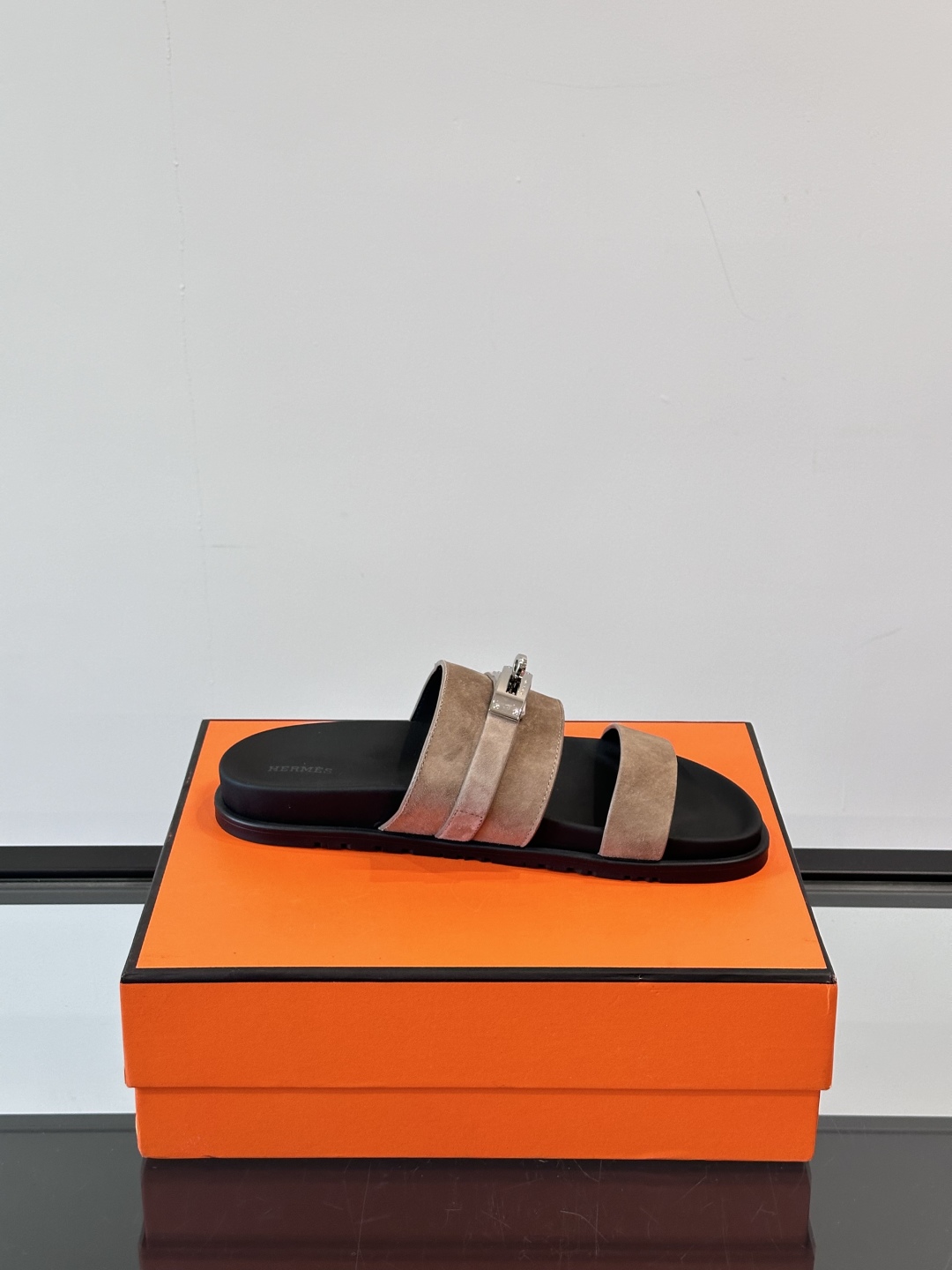 ◾️▫️Hermes 高端真皮男士拖鞋，高品质经典单品，用料上乘考究，版型宽松舒适，推荐入手，鞋面选用进