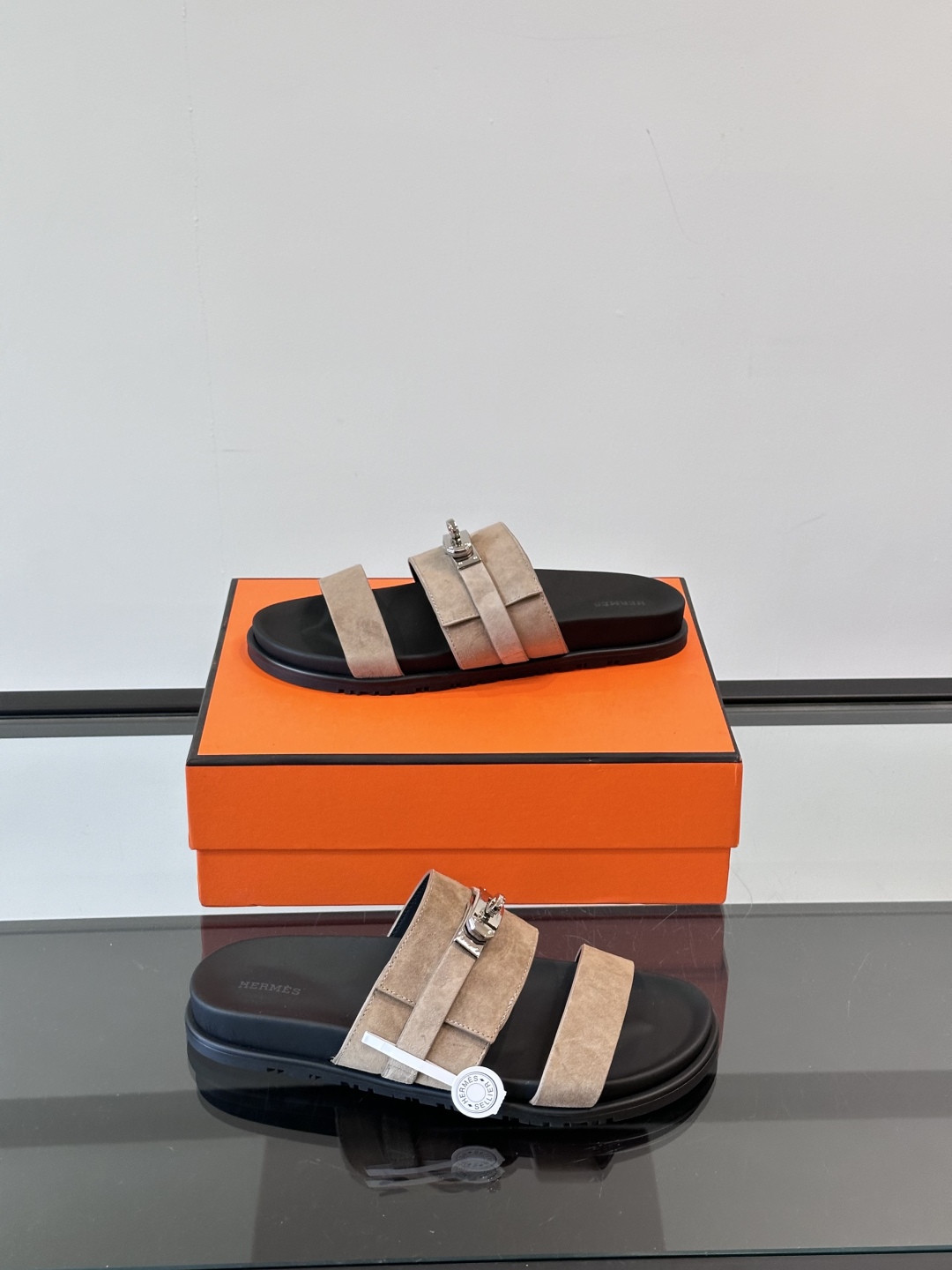 ◾️▫️Hermes 高端真皮男士拖鞋，高品质经典单品，用料上乘考究，版型宽松舒适，推荐入手，鞋面选用进