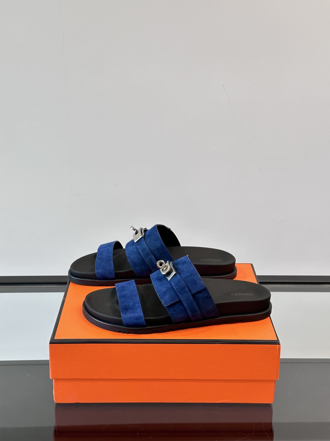 ◾️▫️Hermes 高端真皮男士拖鞋，高品质经典单品，用料上乘考究，版型宽松舒适，推荐入手，鞋面选用进