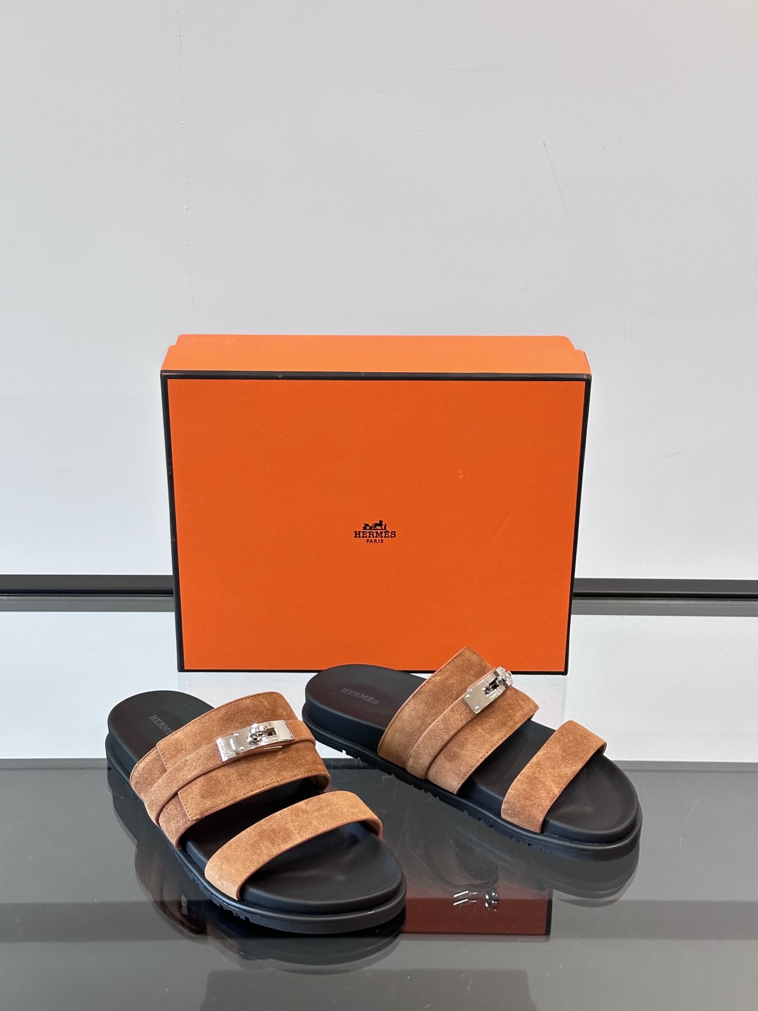 ◾️▫️Hermes 高端真皮男士拖鞋，高品质经典单品，用料上乘考究，版型宽松舒适，推荐入手，鞋面选用进