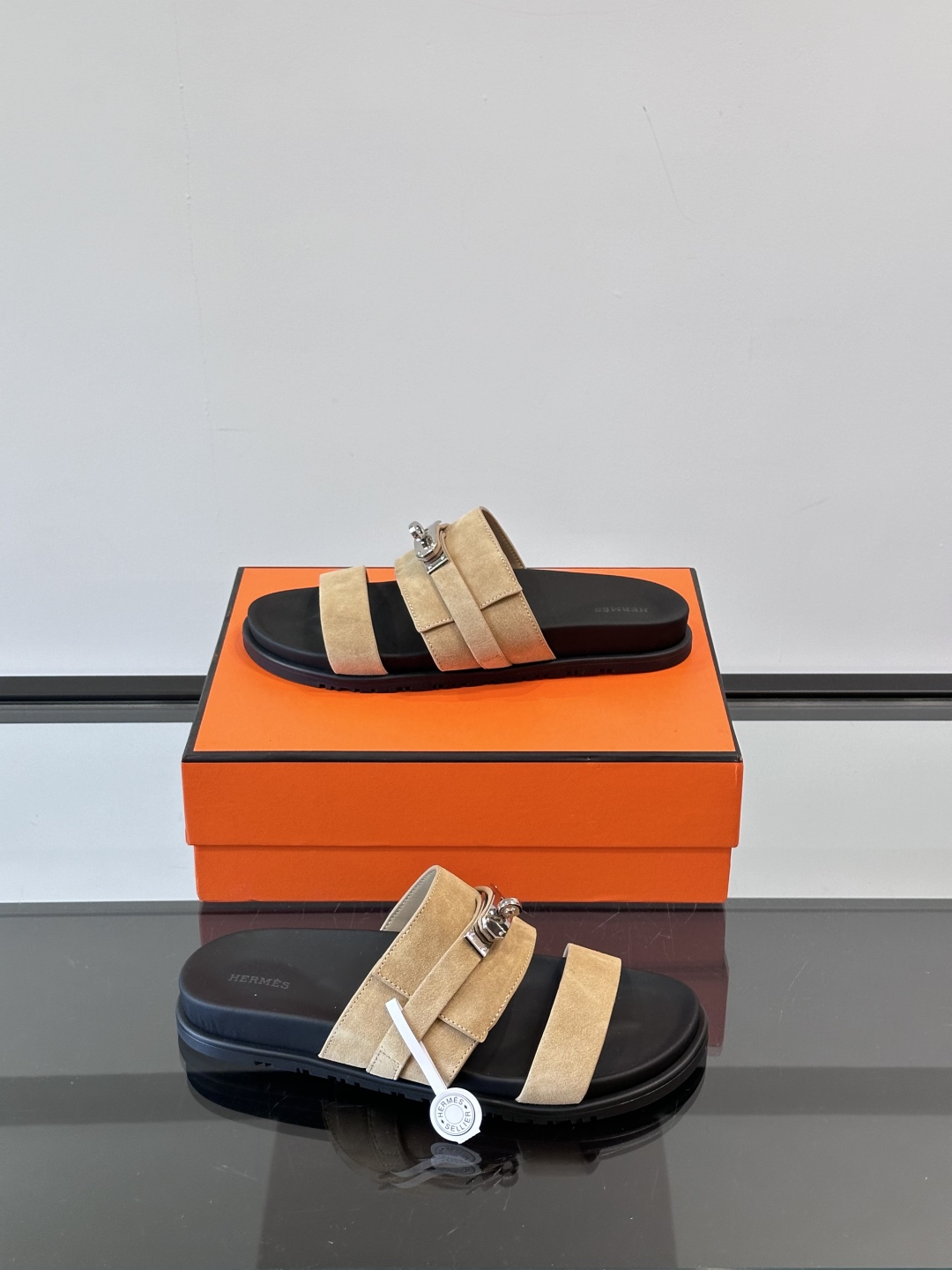 ◾️▫️Hermes 高端真皮男士拖鞋，高品质经典单品，用料上乘考究，版型宽松舒适，推荐入手，鞋面选用进