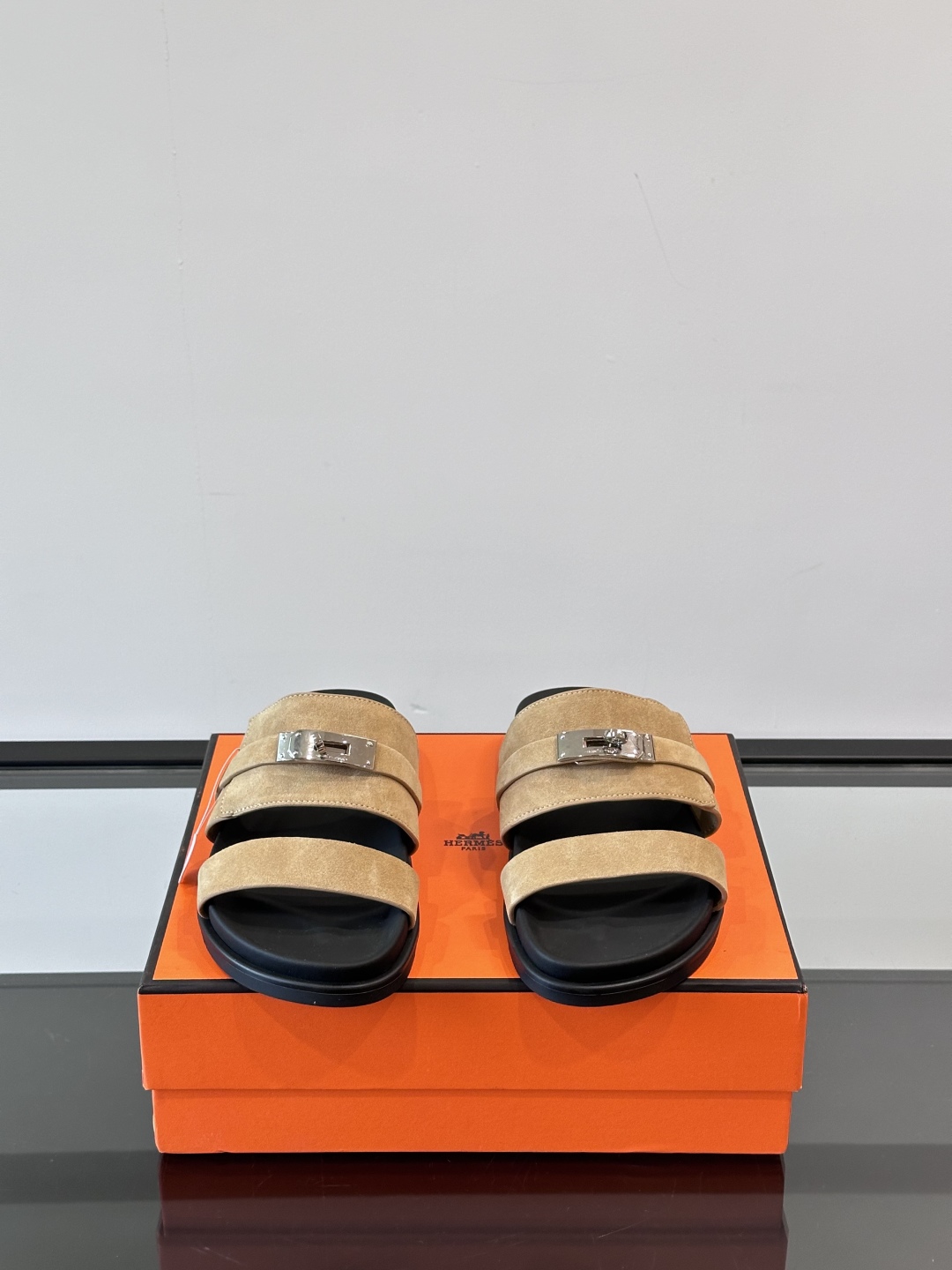 ◾️▫️Hermes 高端真皮男士拖鞋，高品质经典单品，用料上乘考究，版型宽松舒适，推荐入手，鞋面选用进