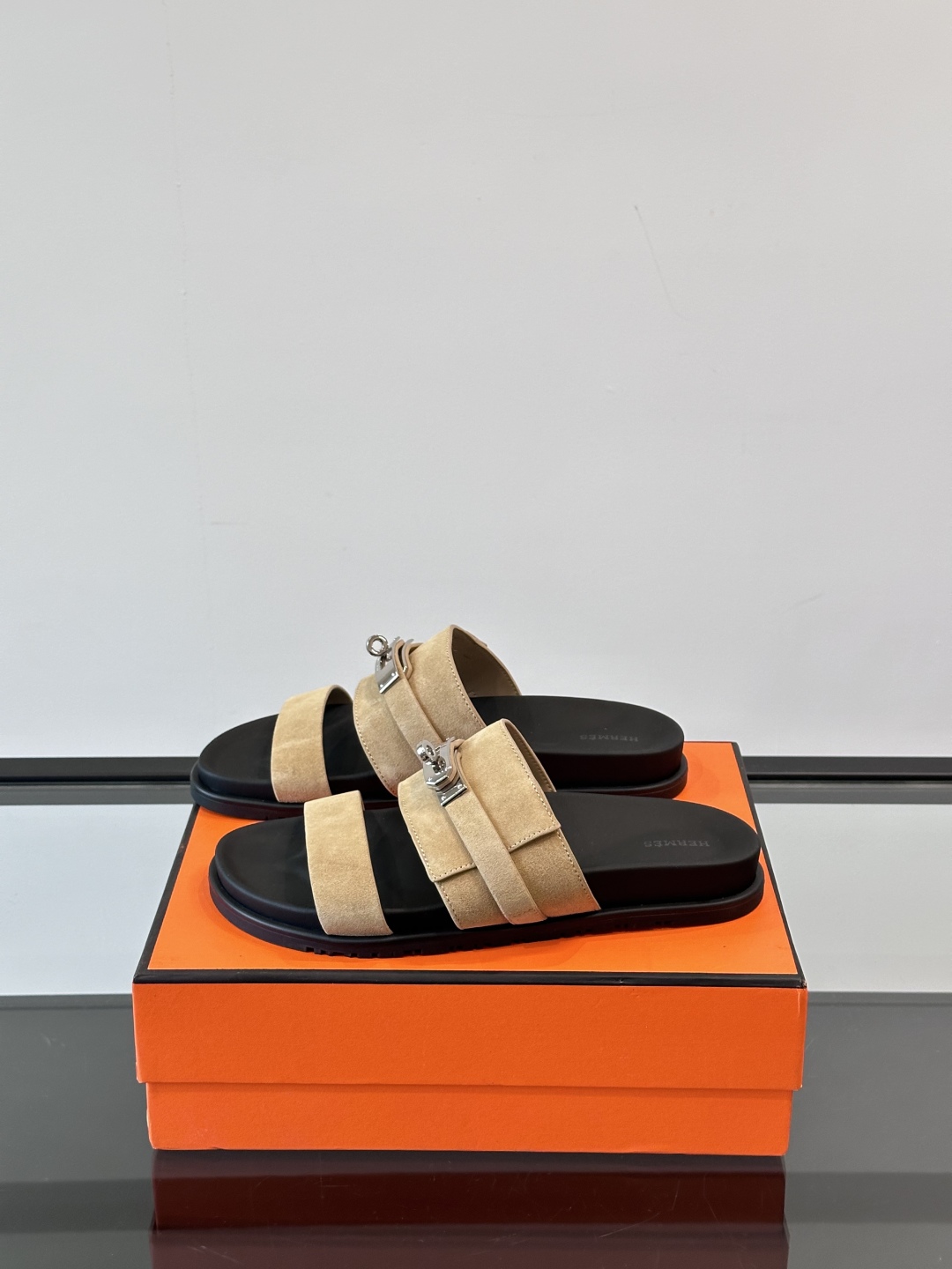 ◾️▫️Hermes 高端真皮男士拖鞋，高品质经典单品，用料上乘考究，版型宽松舒适，推荐入手，鞋面选用进