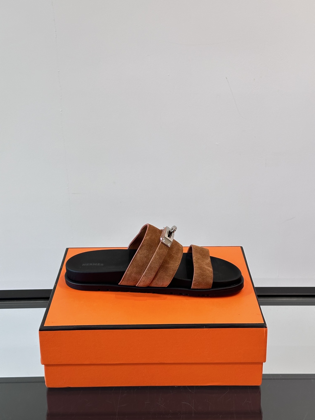 ◾️▫️Hermes 高端真皮男士拖鞋，高品质经典单品，用料上乘考究，版型宽松舒适，推荐入手，鞋面选用进