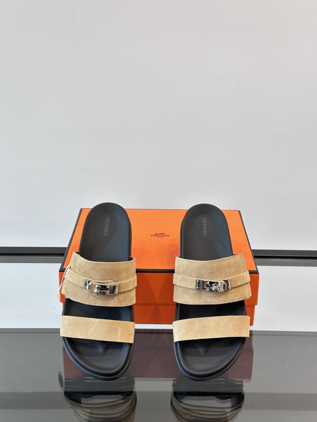 ◾️▫️Hermes 高端真皮男士拖鞋，高品质经典单品，用料上乘考究，版型宽松舒适，推荐入手，鞋面选用进
