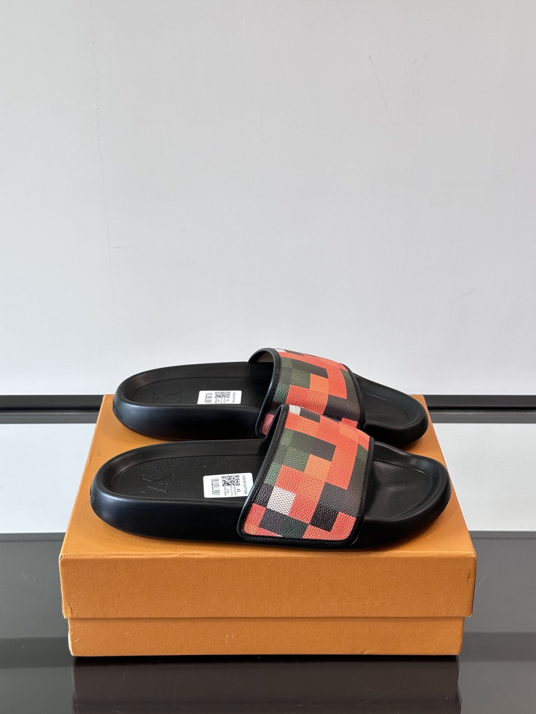 LV◻️ 男士高端拖鞋凉鞋🩴。高品质经典单品，用料上乘考究，版型宽松舒适，推荐入手，鞋面选用进口头层，进