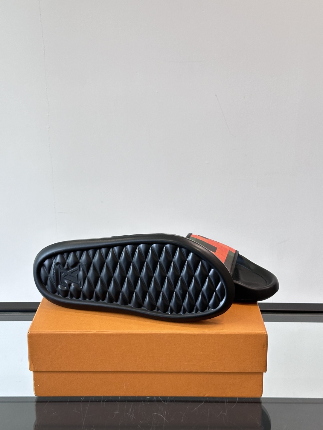 LV◻️ 男士高端拖鞋凉鞋🩴。高品质经典单品，用料上乘考究，版型宽松舒适，推荐入手，鞋面选用进口头层，进
