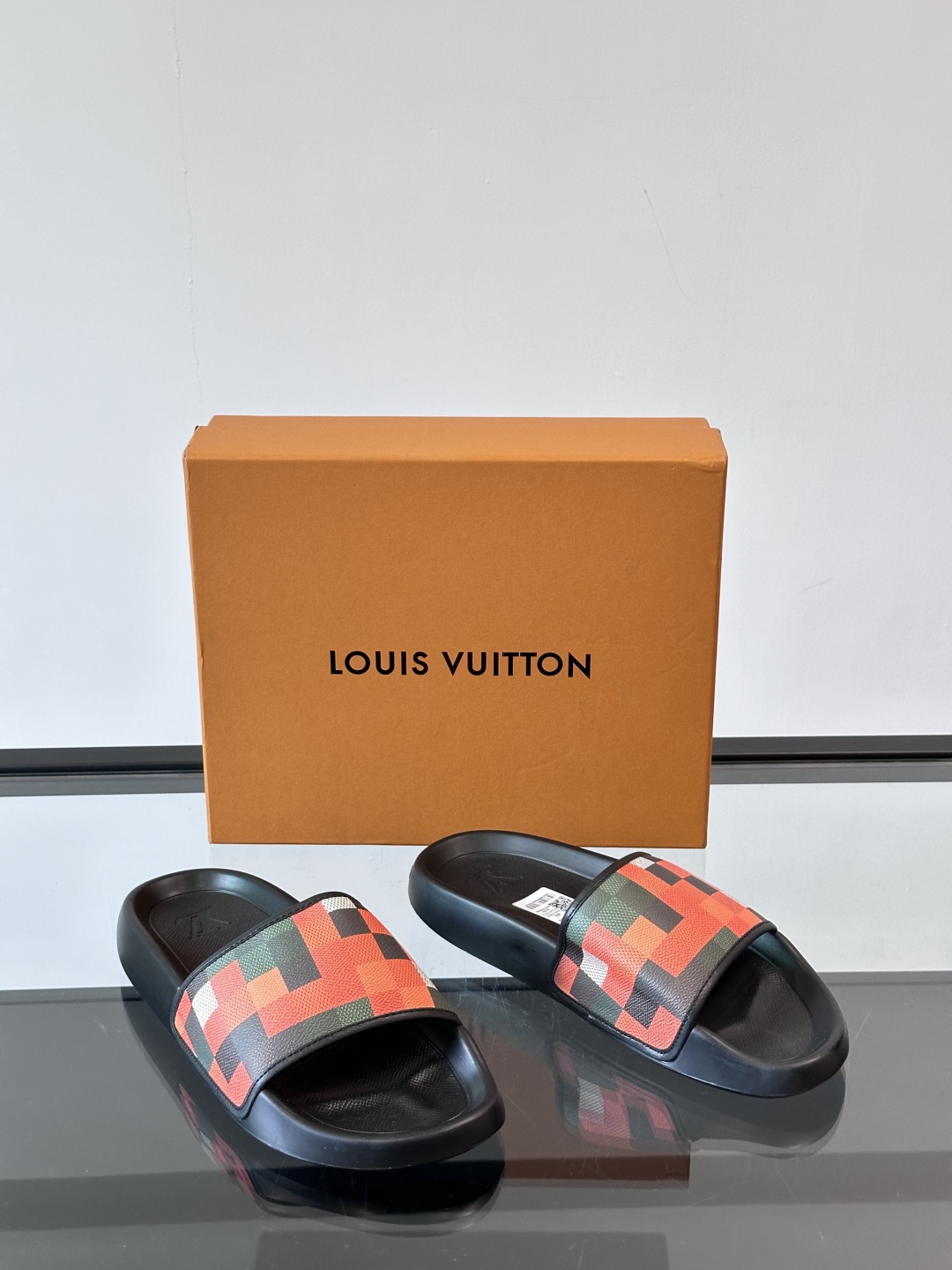 LV◻️ 男士高端拖鞋凉鞋🩴。高品质经典单品，用料上乘考究，版型宽松舒适，推荐入手，鞋面选用进口头层，进
