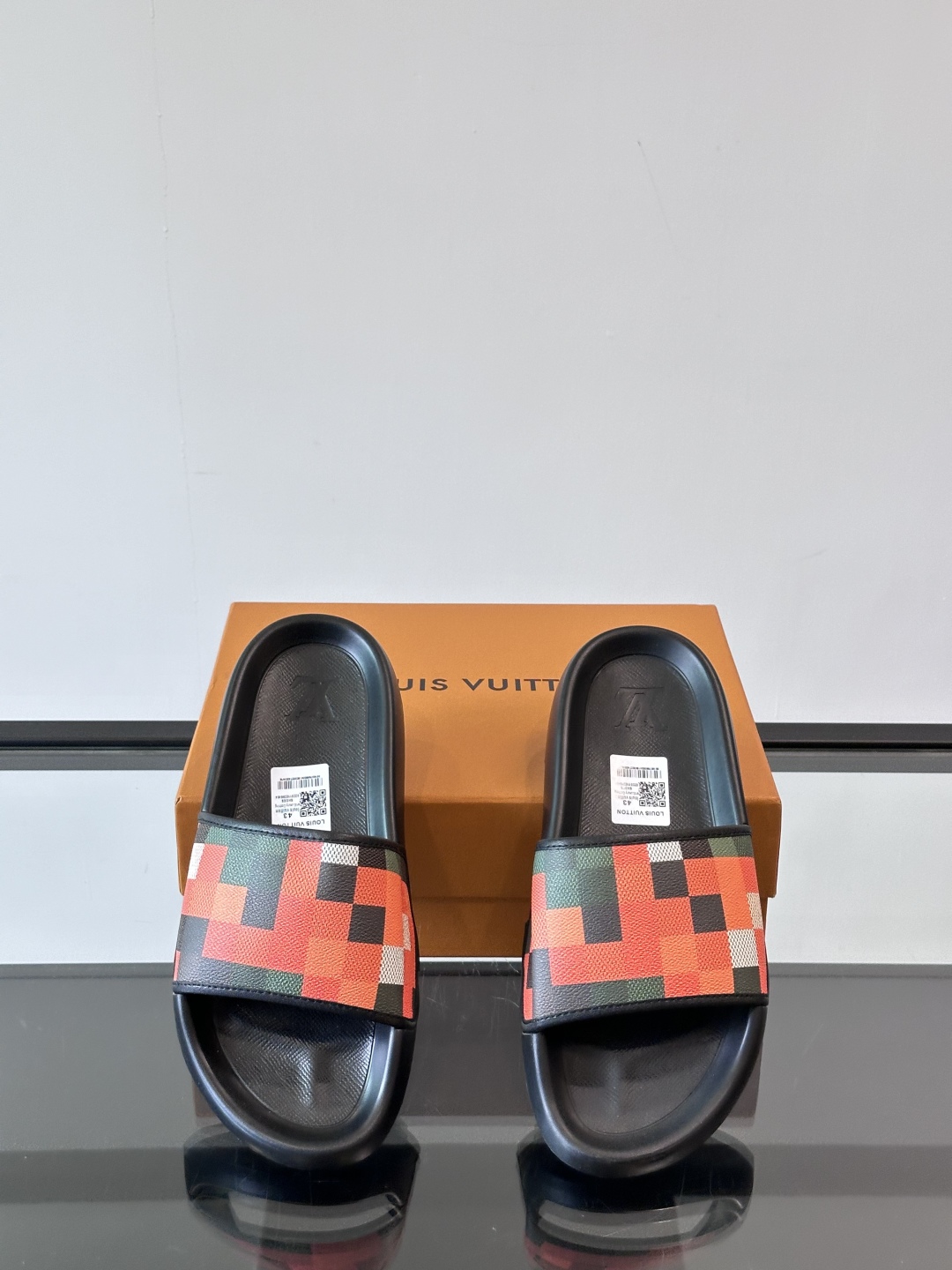 LV◻️ 男士高端拖鞋凉鞋🩴。高品质经典单品，用料上乘考究，版型宽松舒适，推荐入手，鞋面选用进口头层，进