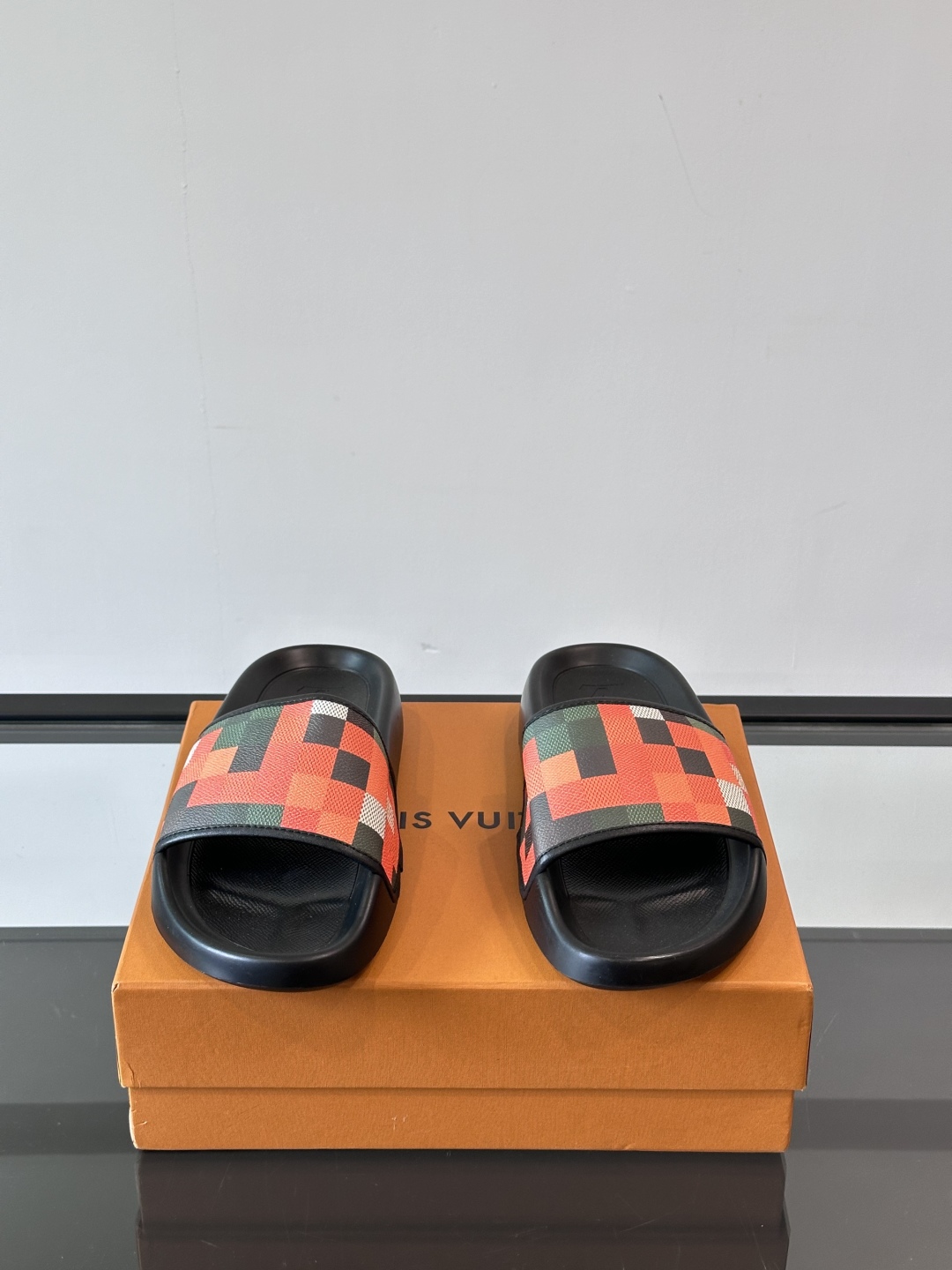 LV◻️ 男士高端拖鞋凉鞋🩴。高品质经典单品，用料上乘考究，版型宽松舒适，推荐入手，鞋面选用进口头层，进