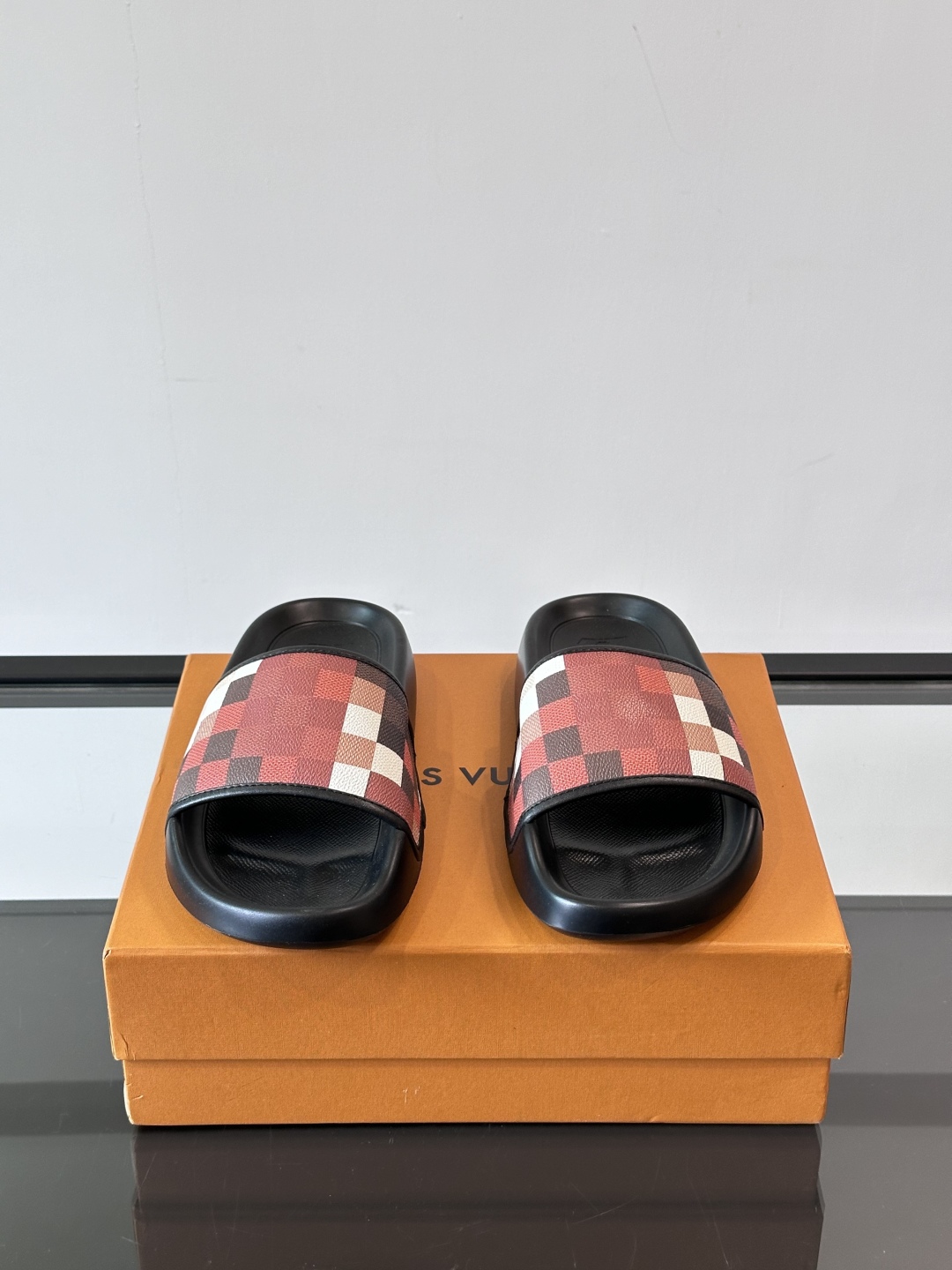 LV◻️ 男士高端拖鞋凉鞋🩴。高品质经典单品，用料上乘考究，版型宽松舒适，推荐入手，鞋面选用进口头层，进