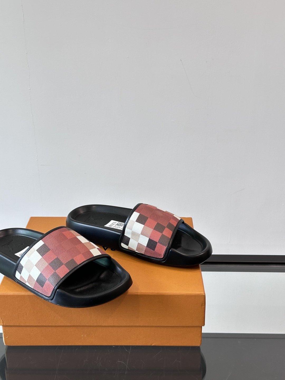 LV◻️ 男士高端拖鞋凉鞋🩴。高品质经典单品，用料上乘考究，版型宽松舒适，推荐入手，鞋面选用进口头层，进