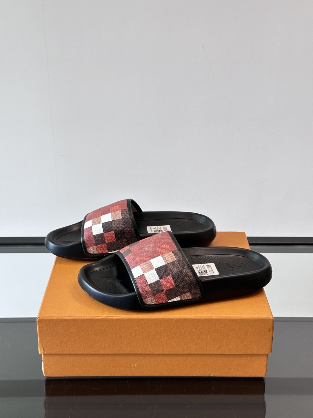 LV◻️ 男士高端拖鞋凉鞋🩴。高品质经典单品，用料上乘考究，版型宽松舒适，推荐入手，鞋面选用进口头层，进