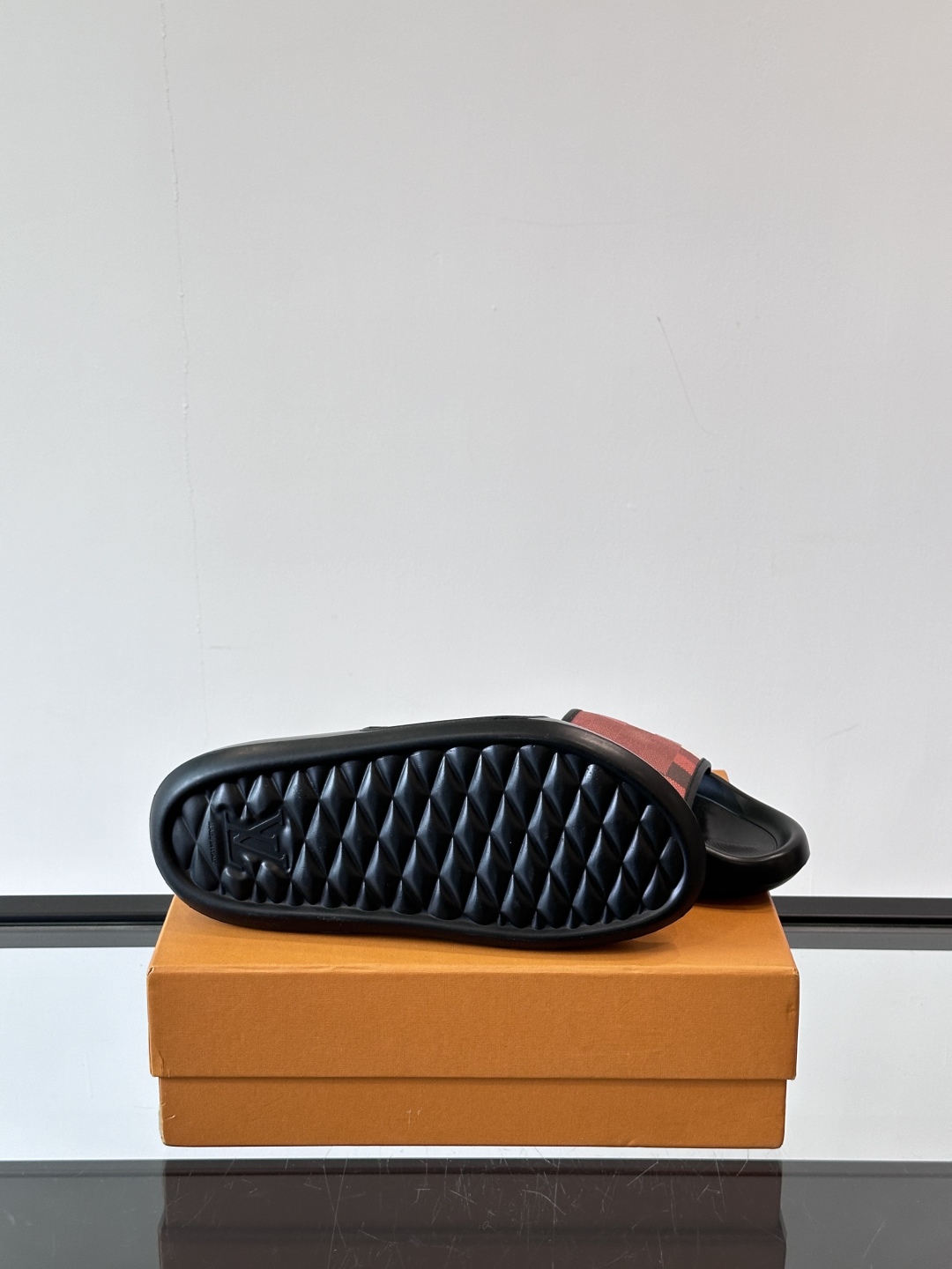 LV◻️ 男士高端拖鞋凉鞋🩴。高品质经典单品，用料上乘考究，版型宽松舒适，推荐入手，鞋面选用进口头层，进