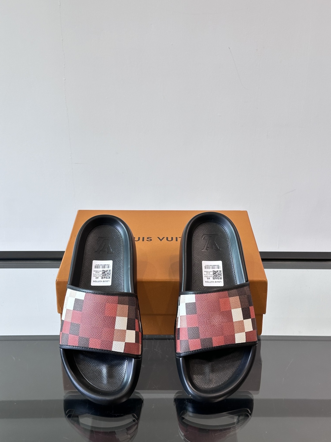 LV◻️ 男士高端拖鞋凉鞋🩴。高品质经典单品，用料上乘考究，版型宽松舒适，推荐入手，鞋面选用进口头层，进