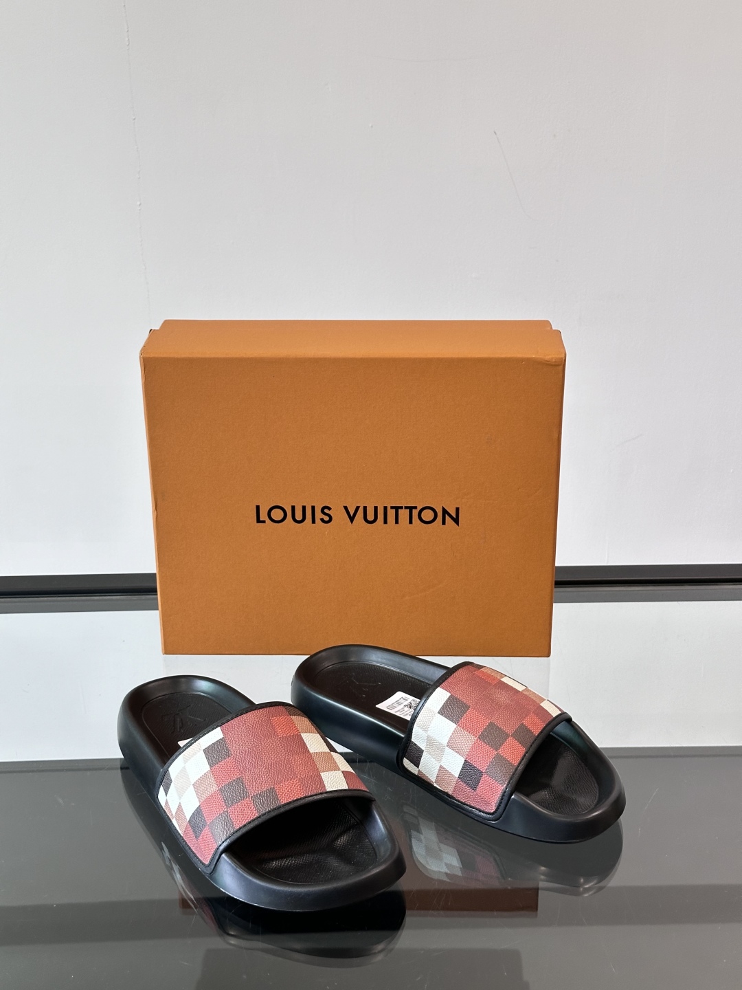 LV◻️ 男士高端拖鞋凉鞋🩴。高品质经典单品，用料上乘考究，版型宽松舒适，推荐入手，鞋面选用进口头层，进