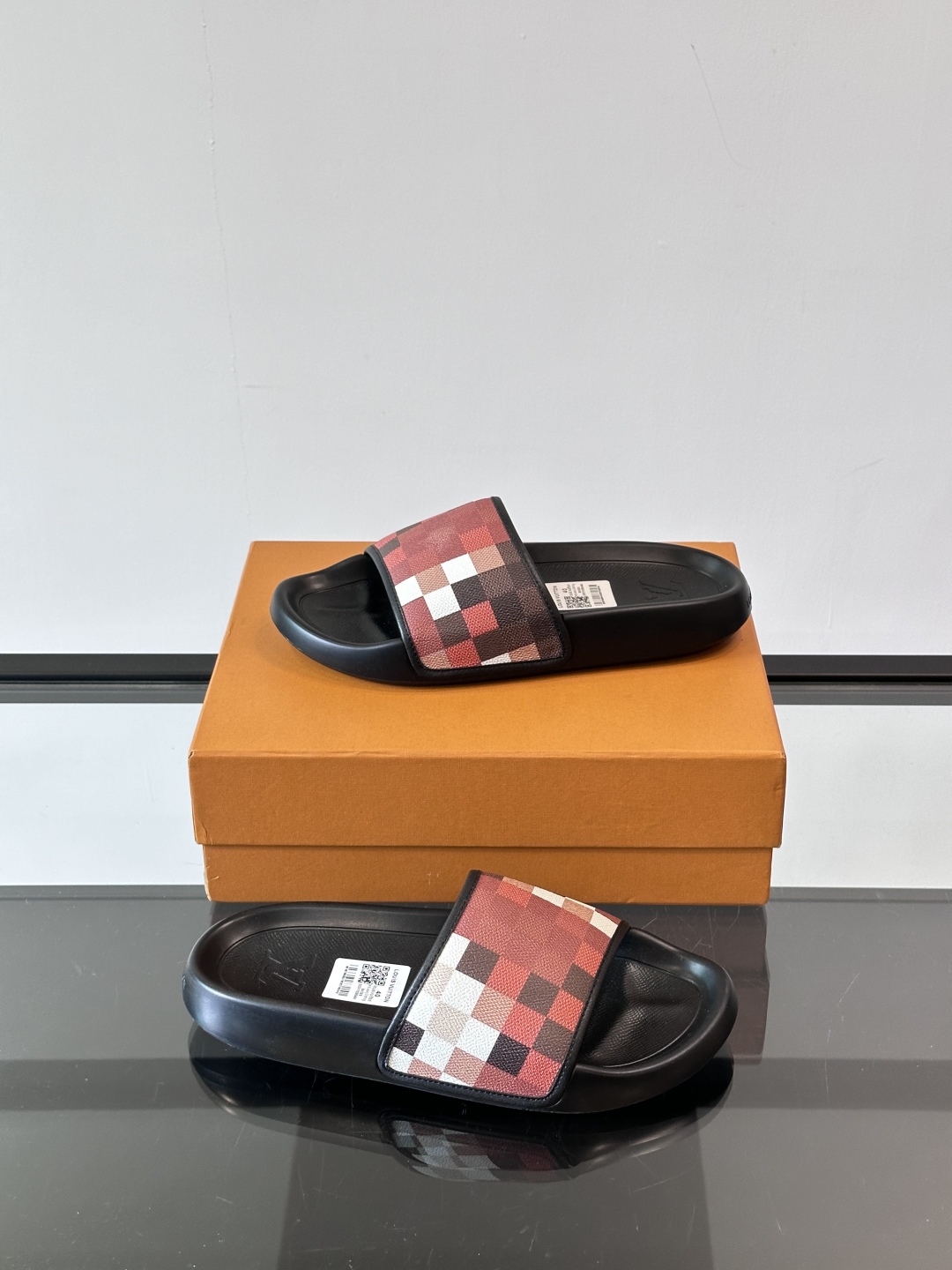 LV◻️ 男士高端拖鞋凉鞋🩴。高品质经典单品，用料上乘考究，版型宽松舒适，推荐入手，鞋面选用进口头层，进