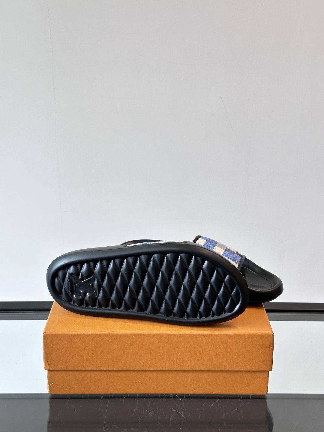 LV◻️ 男士高端拖鞋凉鞋🩴。高品质经典单品，用料上乘考究，版型宽松舒适，推荐入手，鞋面选用进口头层，进