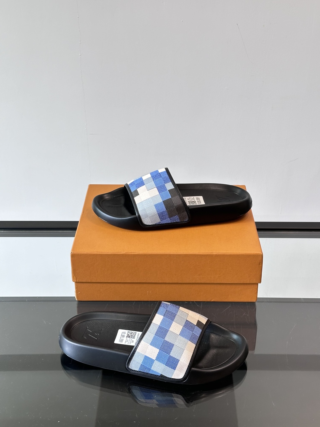 LV◻️ 男士高端拖鞋凉鞋🩴。高品质经典单品，用料上乘考究，版型宽松舒适，推荐入手，鞋面选用进口头层，进