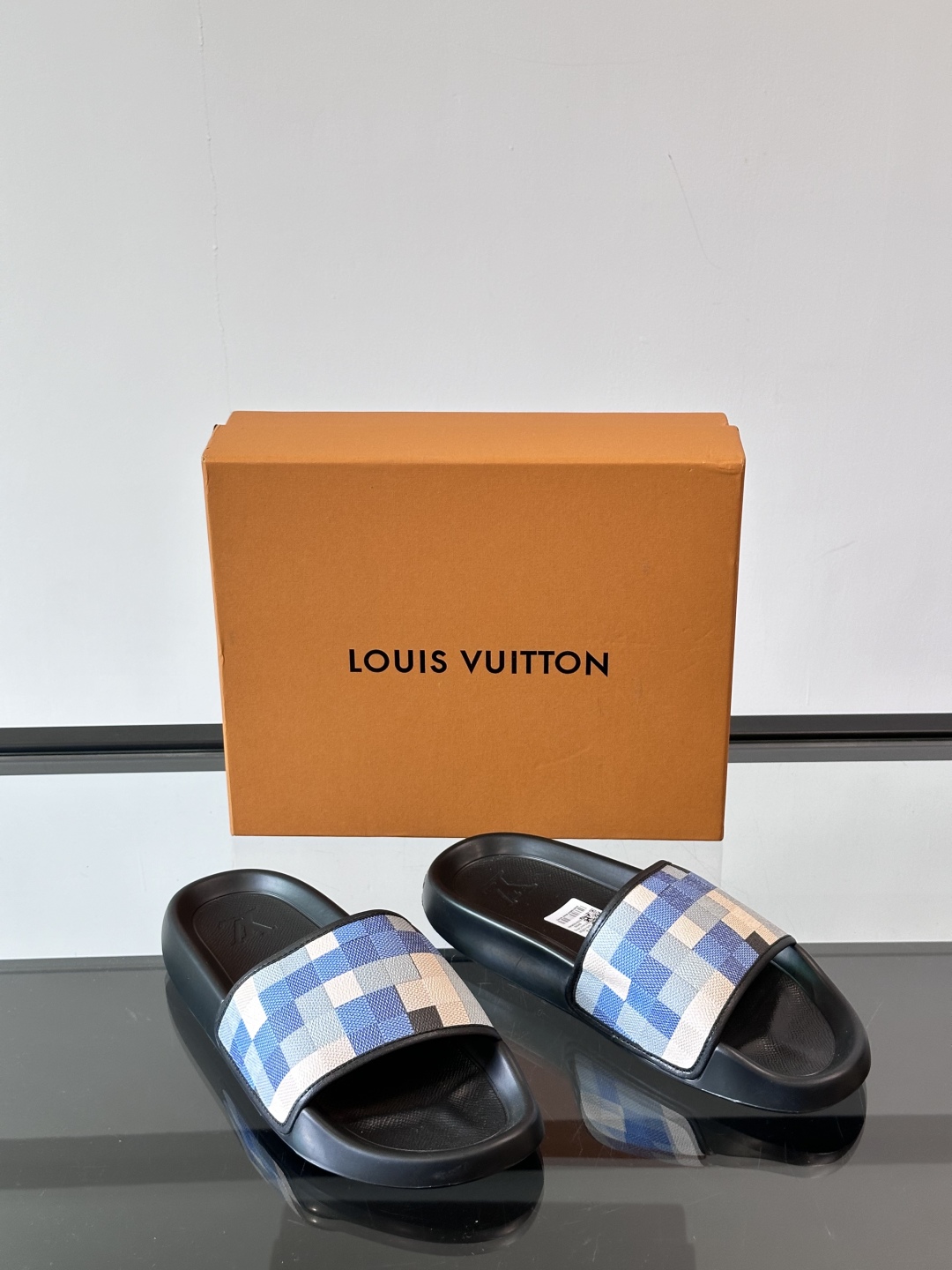 LV◻️ 男士高端拖鞋凉鞋🩴。高品质经典单品，用料上乘考究，版型宽松舒适，推荐入手，鞋面选用进口头层，进