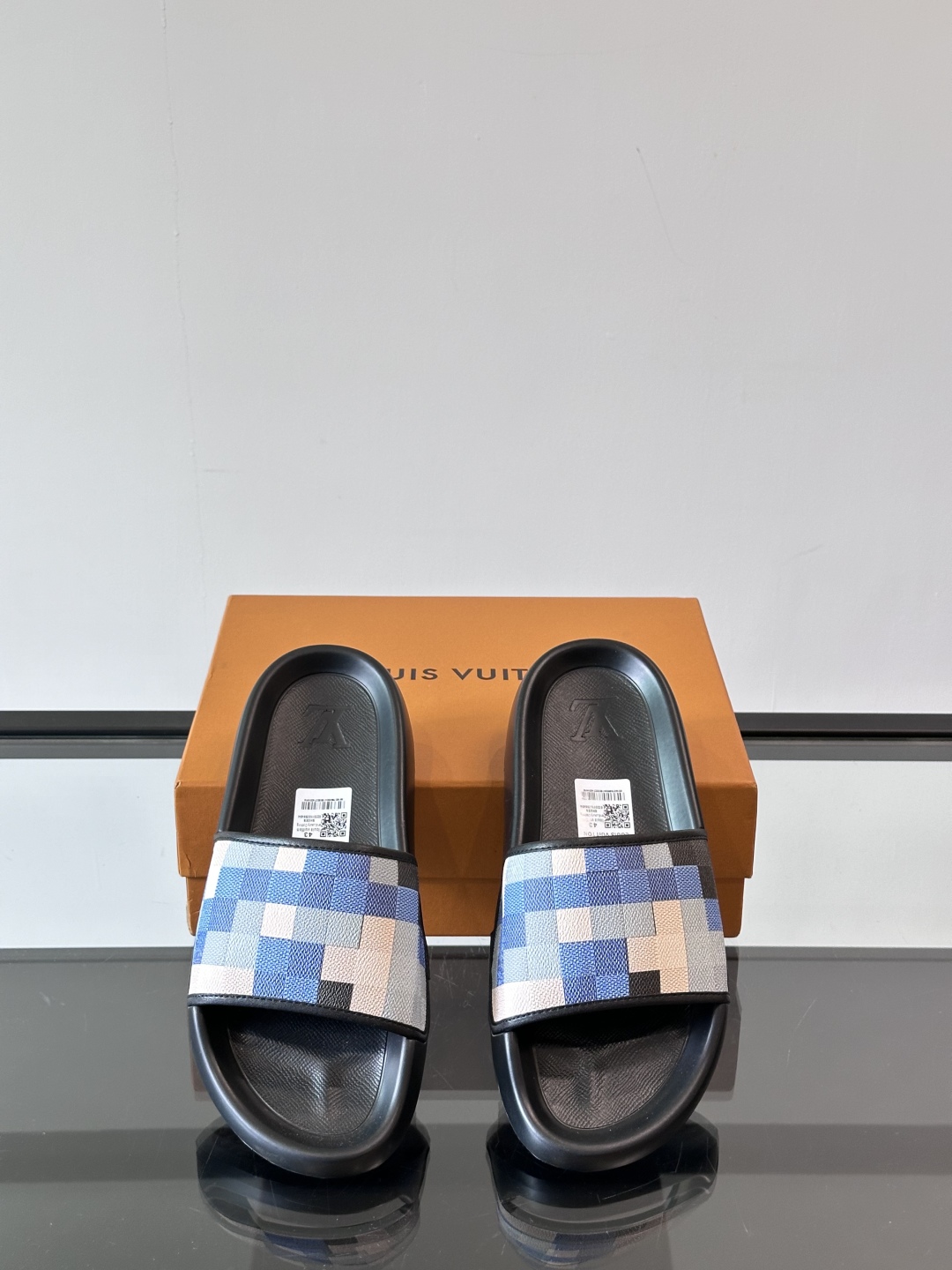 LV◻️ 男士高端拖鞋凉鞋🩴。高品质经典单品，用料上乘考究，版型宽松舒适，推荐入手，鞋面选用进口头层，进