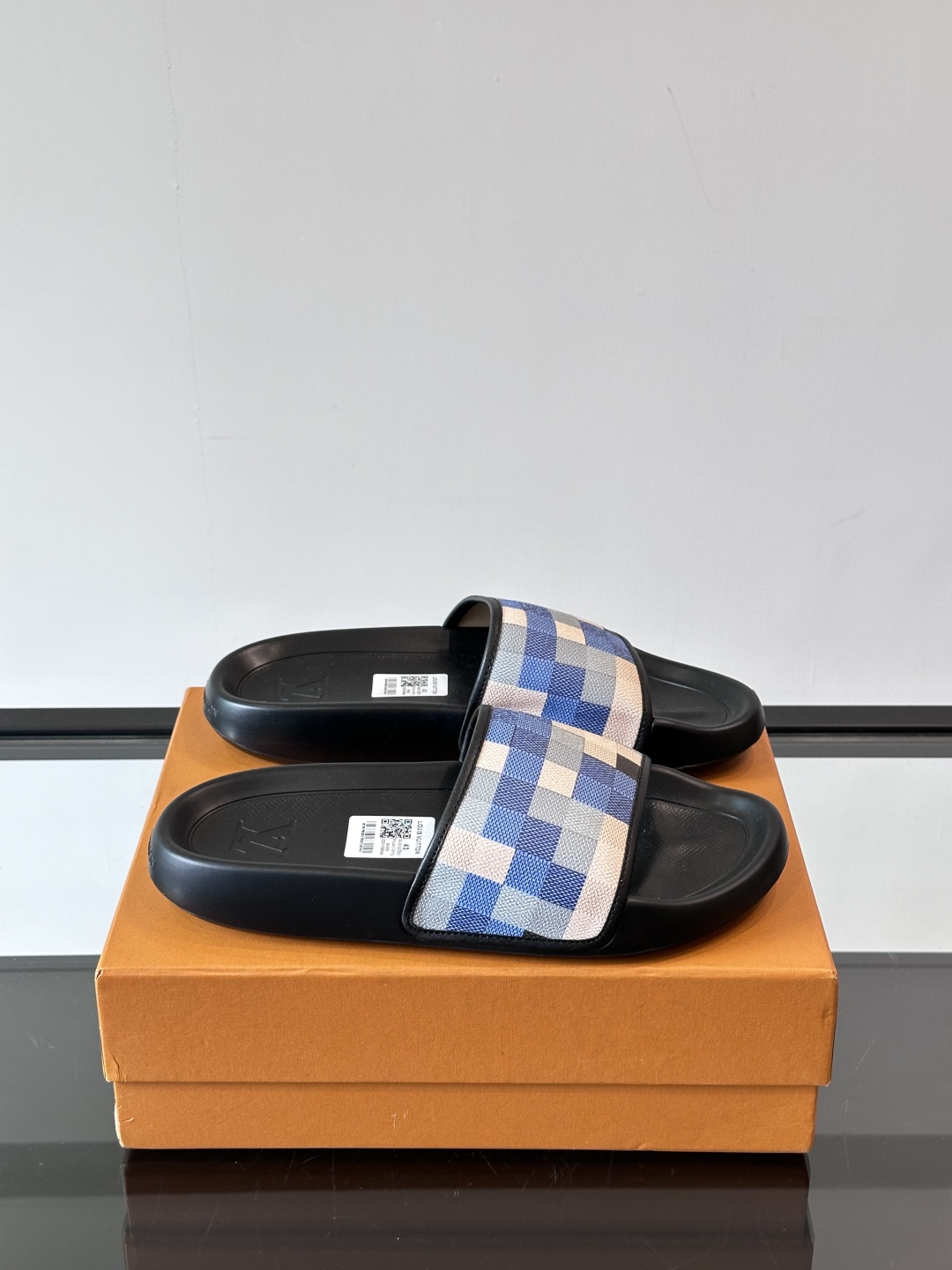 LV◻️ 男士高端拖鞋凉鞋🩴。高品质经典单品，用料上乘考究，版型宽松舒适，推荐入手，鞋面选用进口头层，进