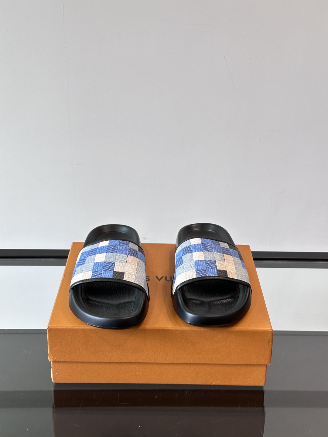 LV◻️ 男士高端拖鞋凉鞋🩴。高品质经典单品，用料上乘考究，版型宽松舒适，推荐入手，鞋面选用进口头层，进